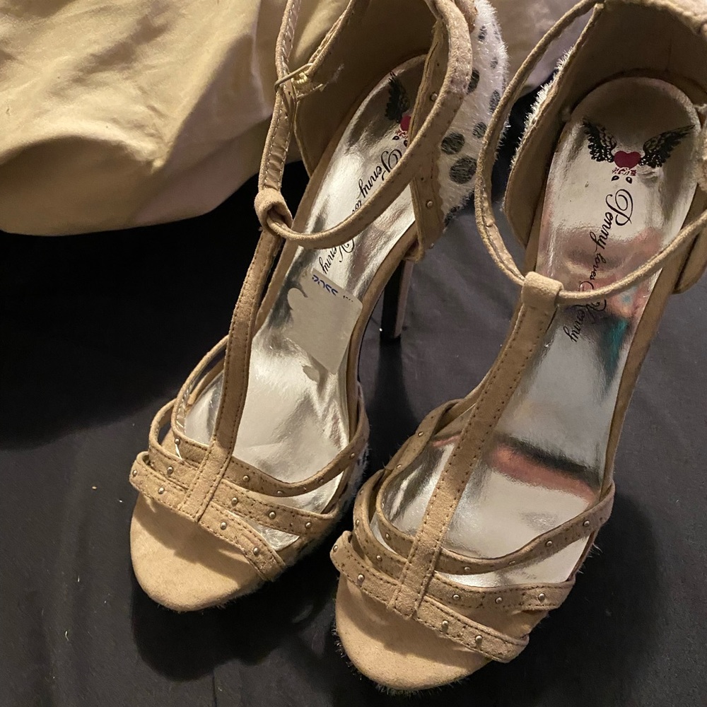 Tan with white and Polkadot hills